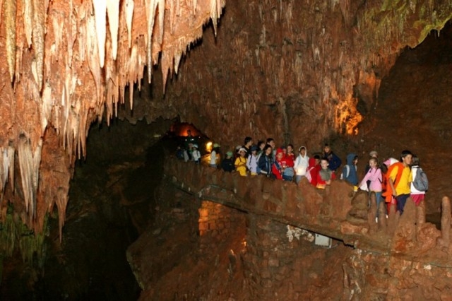 Campamento de inglés en León: Cuevas de Valporquero