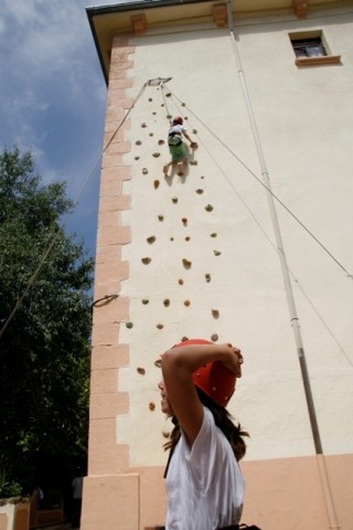 Campamentos de verano en inglés - Granja escuela Atalaya de Alcaraz: Multiaventura- Escalada en rocódromo
