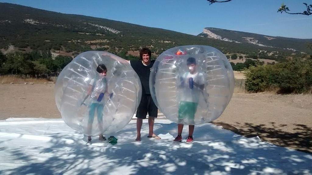 Campamentos multiaventura en Inglés (summer camp) en Cornejo: Jugando con las bolas gigantes