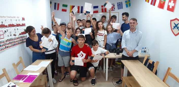 CAMPAMENTO DE INGLÉS EN ALICANTE: STUDENTS AT SCHOOL - IBERIAN CAMPS